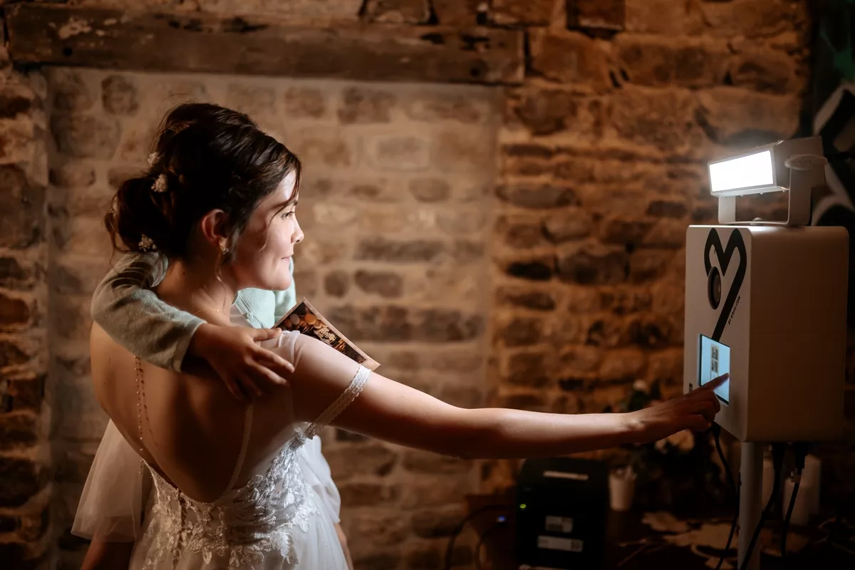 Mariée devant la borne photobooth